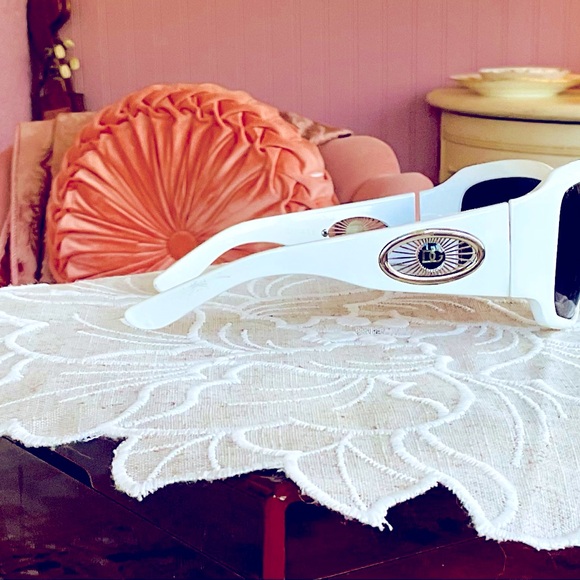 DOLCE & GABANNA WITH DARK LENSES
DG20 - Picture 3 of 7